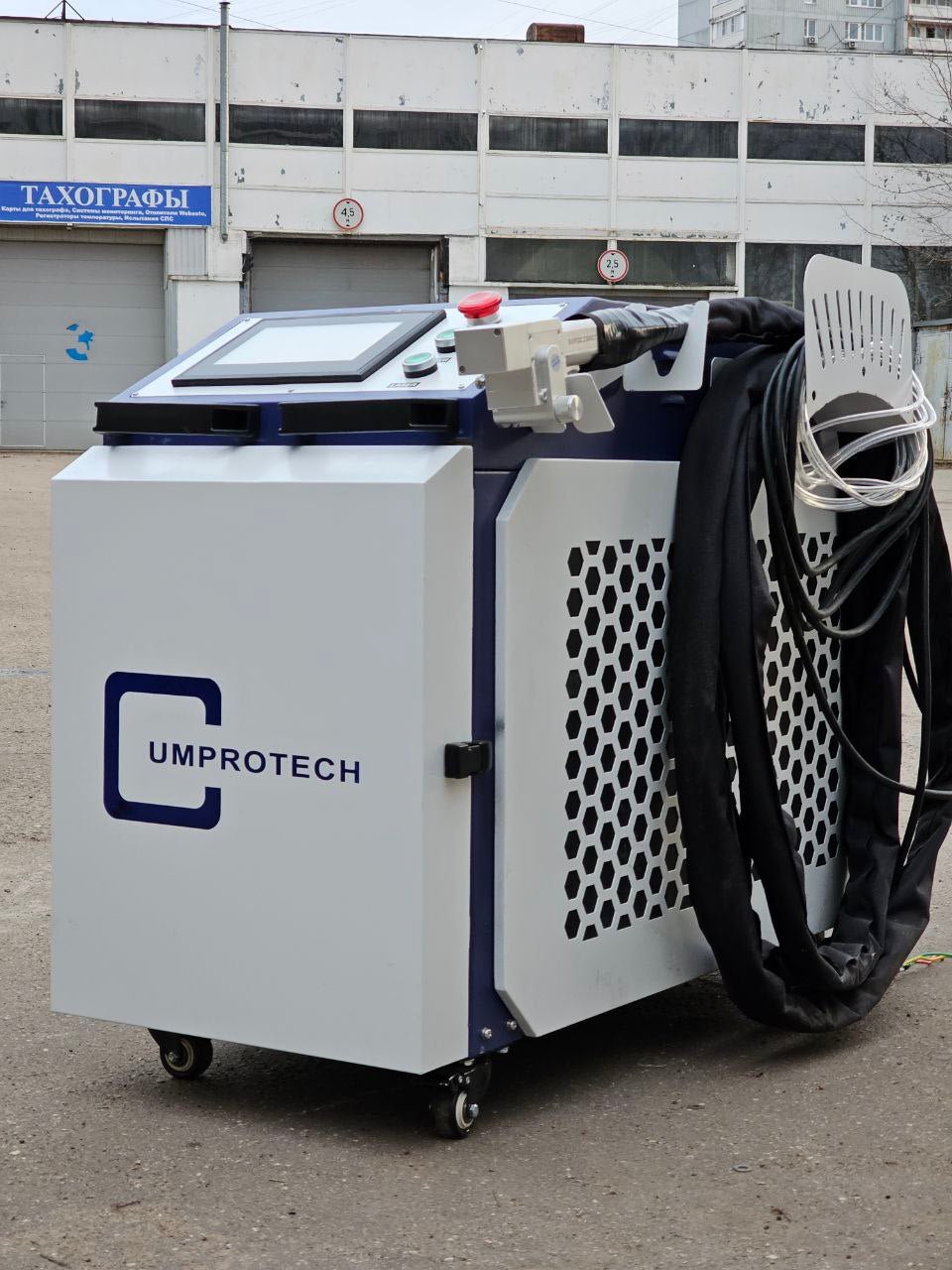 UmproTech 150W Pulsed Fiber Laser Cleaner USA | 100 mm Scan, 10 m Air-Cooled - UmproTech